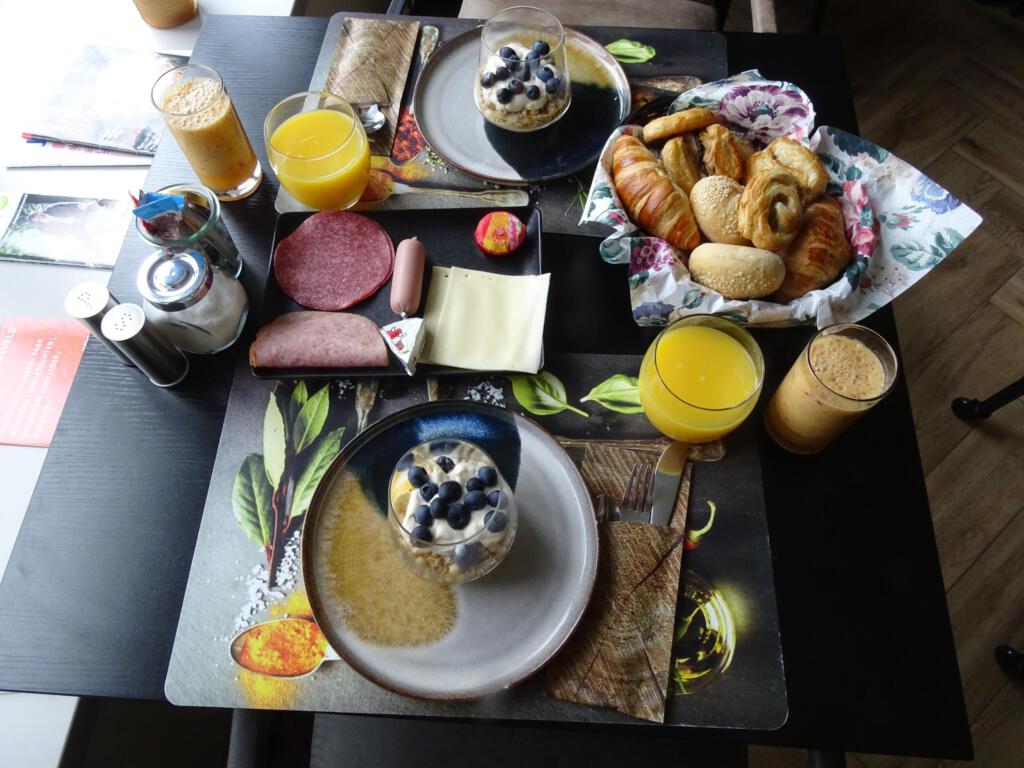 Ontbijt, verse jus d orange, verse broodjes, luxe, verschillende biologische vleeswaren, kaas,